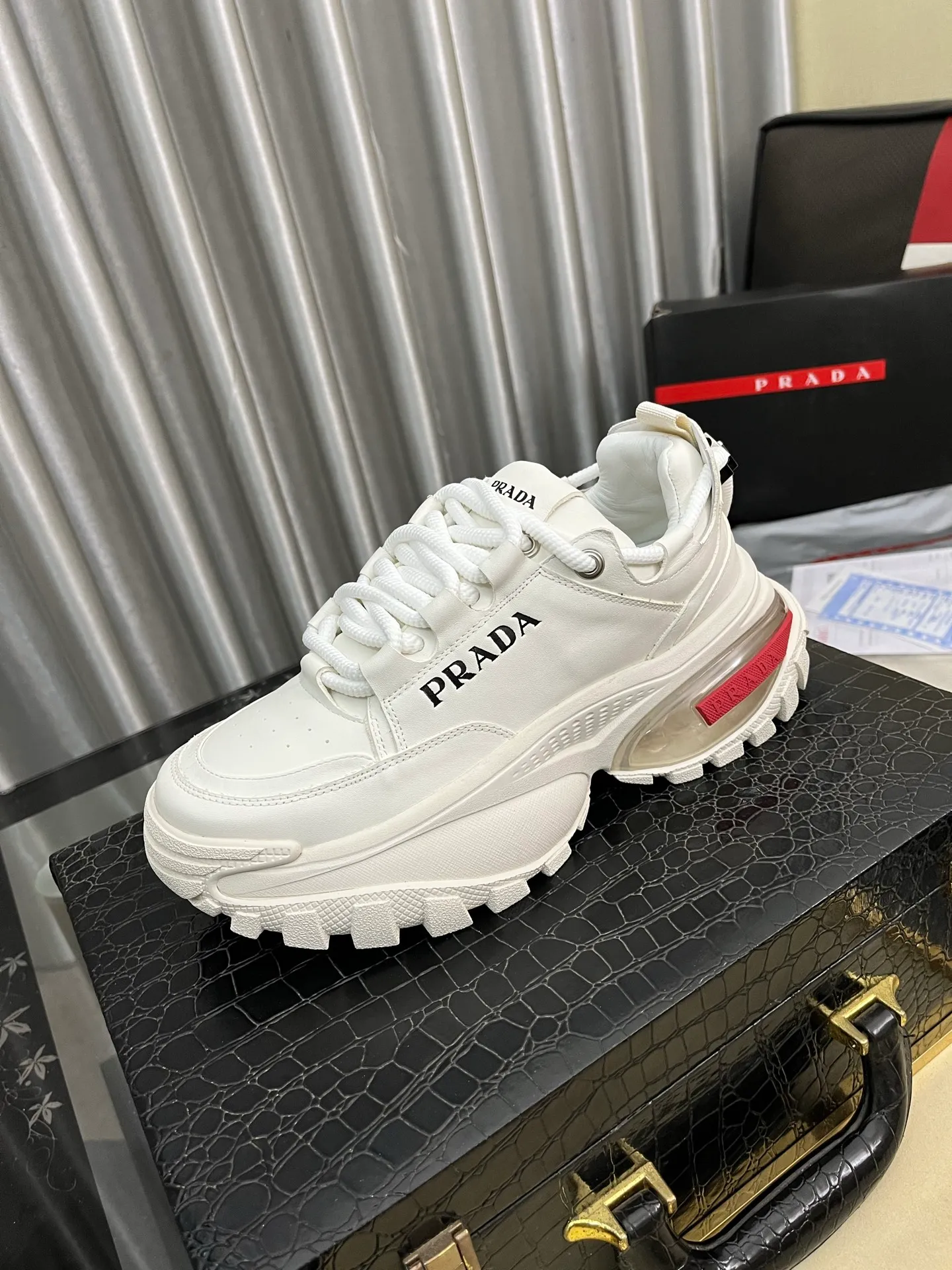 Men's shoes 💰: 800⌚️⌚️🔝High version The new PRADA (Prada) counters are launched simultaneously. The new men's shoes and 😘fabric are selected from first-layer cowhide and are made by pure handicrafts. Lining: Full cowhide lining. 👍🏿 High-end ☄️ air-cushion molded anti-slip rubber outsole, exquisite lines, simple and elegant, comfortable and high-end for leisure travel. Code number: 38 to 443️⃣Colors available